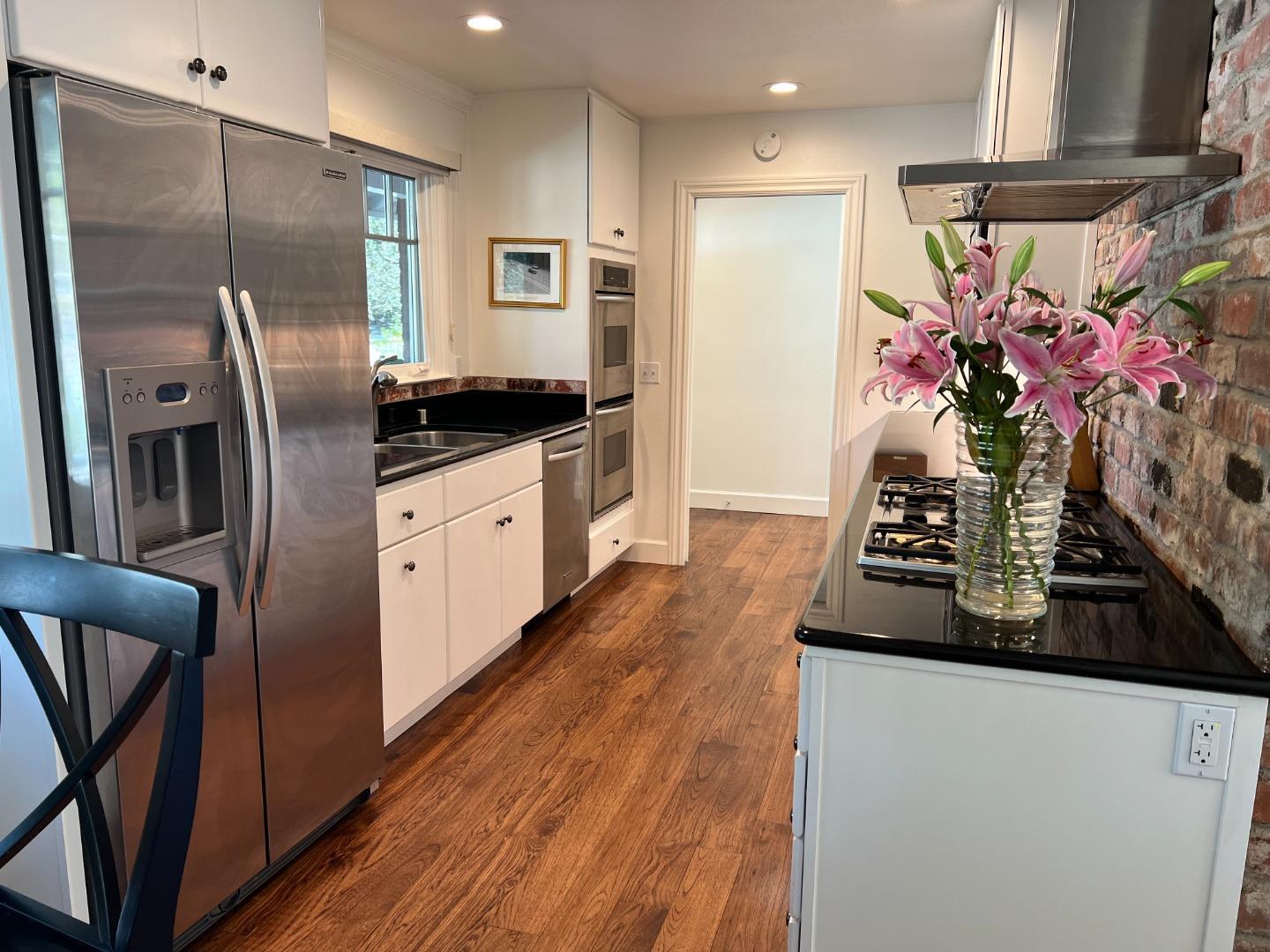 Detail Gallery Image 6 of 31 For 15 Martin Ln, Woodside,  CA 94062 - 3 Beds | 2 Baths