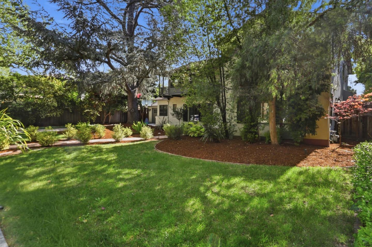 Detail Gallery Image 3 of 92 For 819 Morse St, San Jose,  CA 95126 - 5 Beds | 4/1 Baths