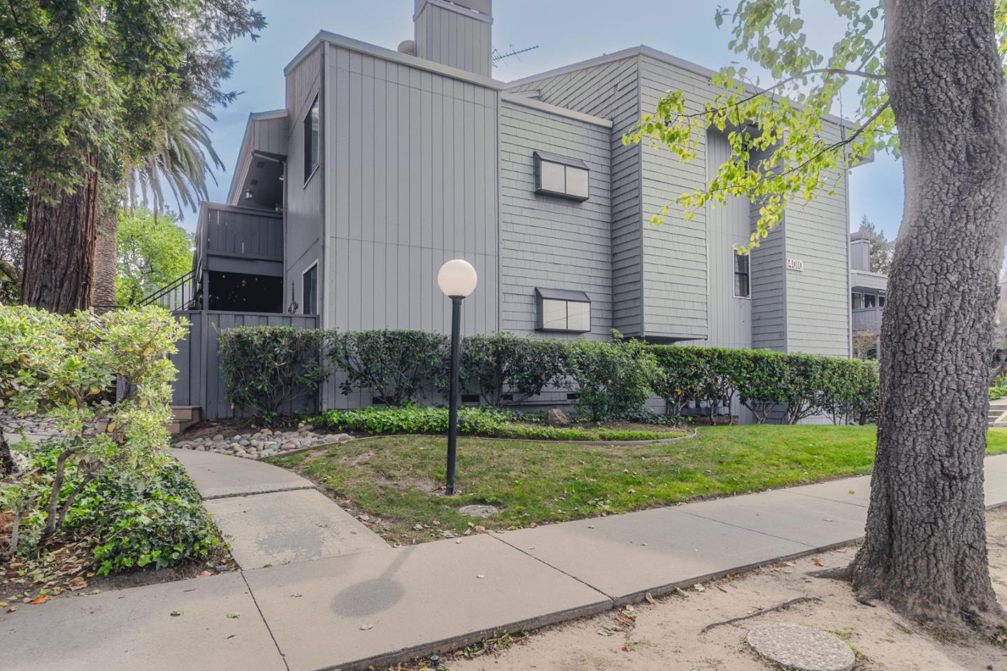 Detail Gallery Image 2 of 38 For 4010 Williams Rd #4,  San Jose,  CA 95117 - 2 Beds | 2 Baths