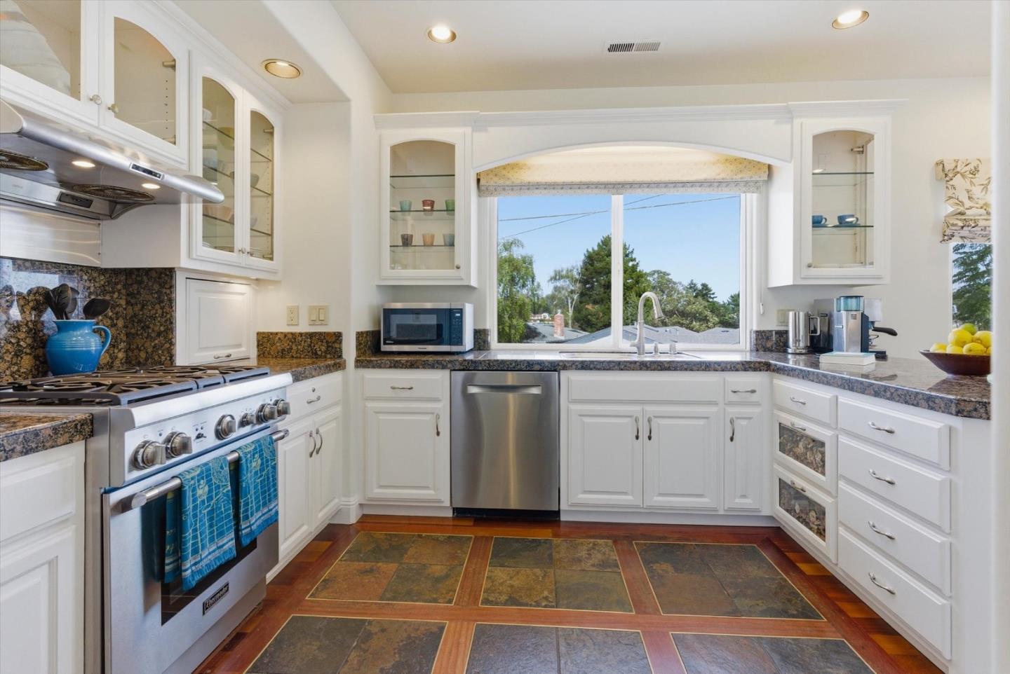 Detail Gallery Image 7 of 54 For 143 Alamo Ave, Santa Cruz,  CA 95060 - 3 Beds | 2/1 Baths