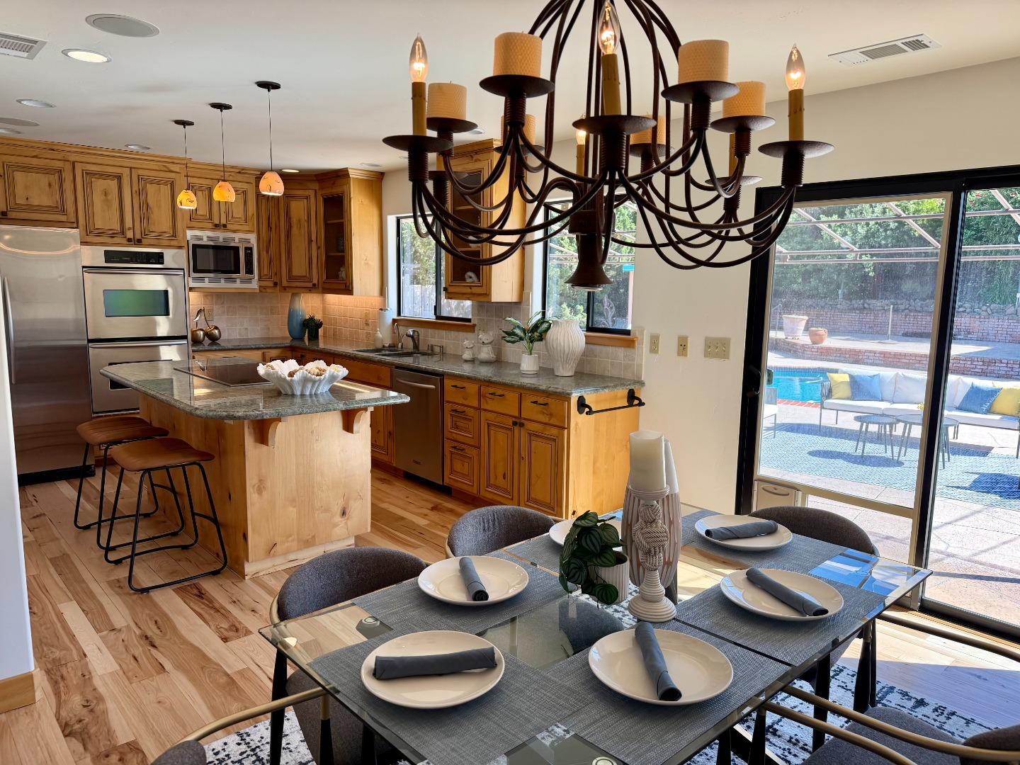 Detail Gallery Image 5 of 18 For 1082 Eden Bower Ln, Redwood City,  CA 94061 - 3 Beds | 3 Baths