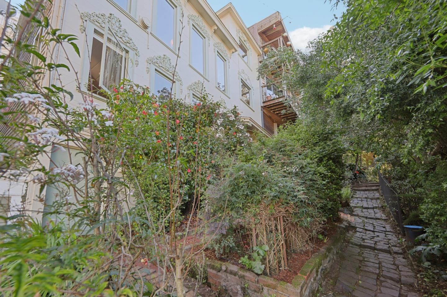 Detail Gallery Image 3 of 56 For 15-17 Macondray Ln, San Francisco,  CA 94133 - – Beds | – Baths