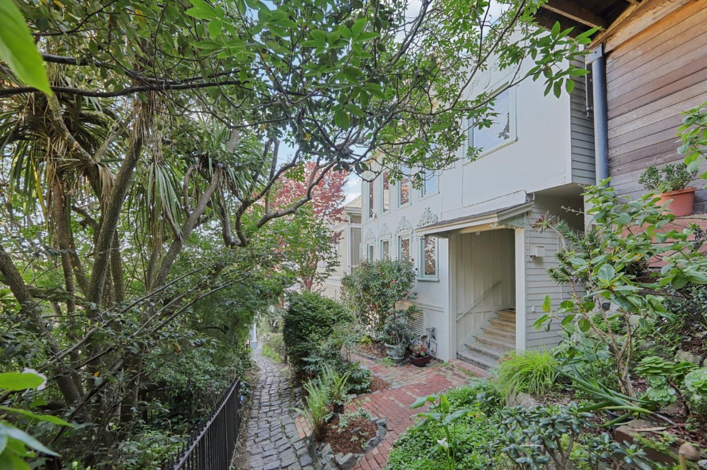 Detail Gallery Image 4 of 56 For 15-17 Macondray Ln, San Francisco,  CA 94133 - – Beds | – Baths