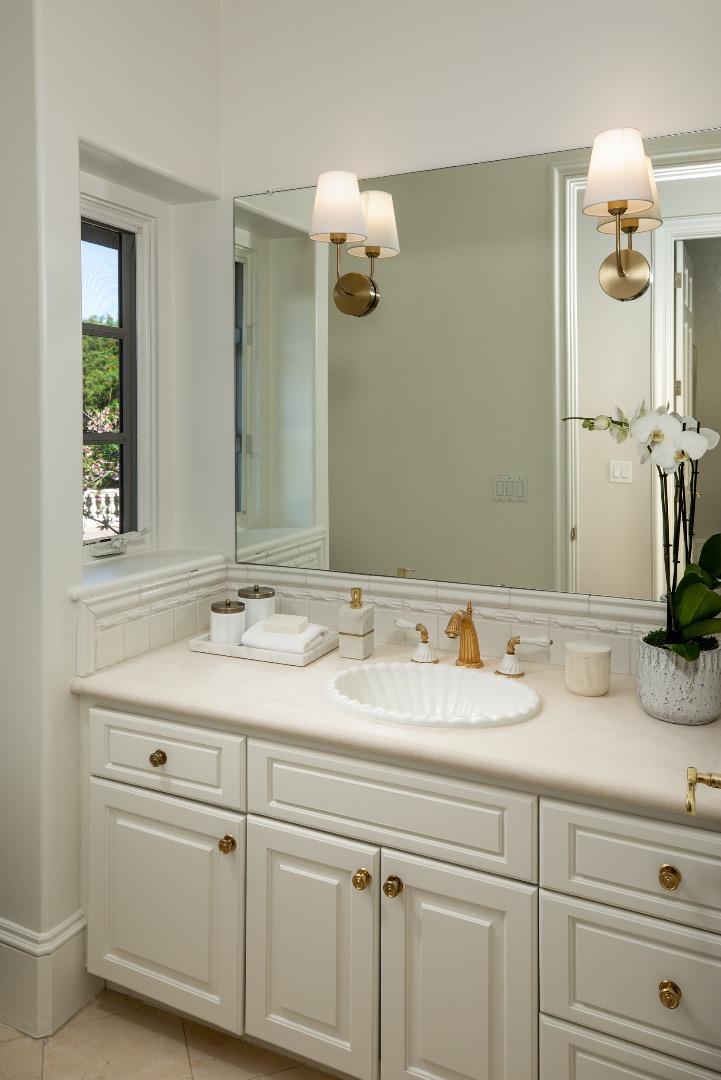 Detail Gallery Image 20 of 56 For 27210 Ohlone Ln, Los Altos Hills,  CA 94022 - 5 Beds | 5/2 Baths