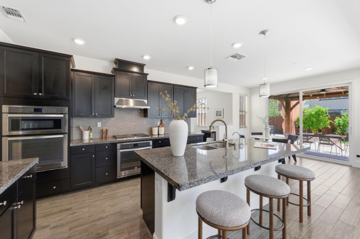 Detail Gallery Image 15 of 70 For 2610 Lone Oak Ln, Gilroy,  CA 95020 - 5 Beds | 4/1 Baths