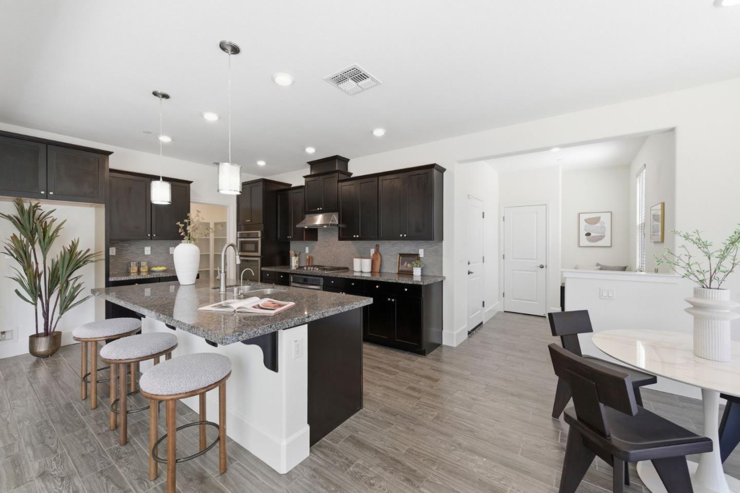 Detail Gallery Image 16 of 70 For 2610 Lone Oak Ln, Gilroy,  CA 95020 - 5 Beds | 4/1 Baths