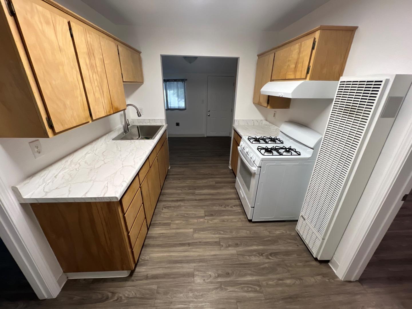 Detail Gallery Image 4 of 20 For 212 F St, Los Banos,  CA 93635 - – Beds | – Baths