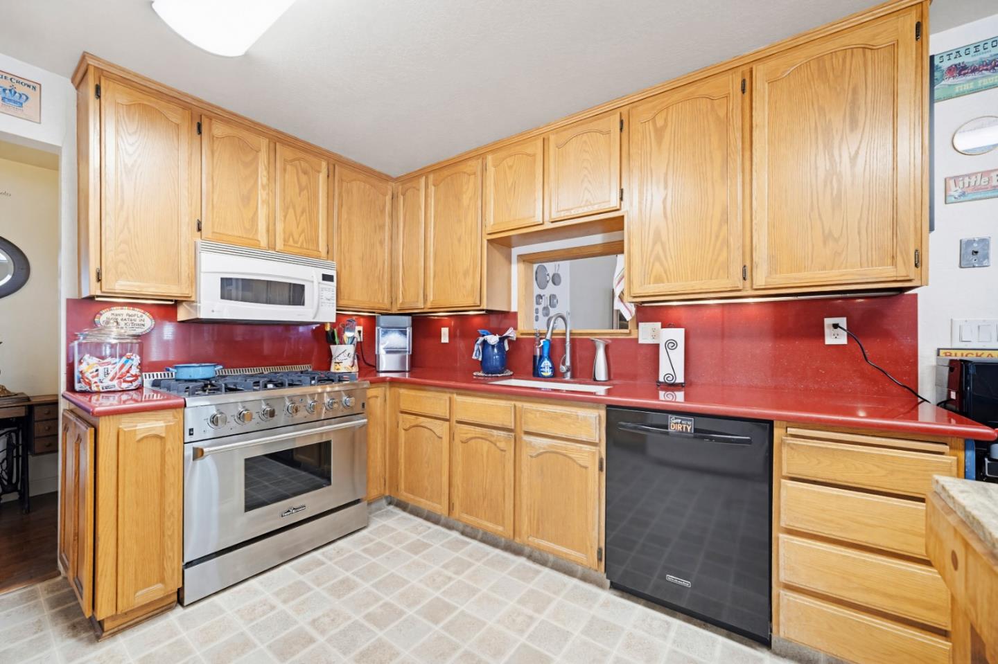 Detail Gallery Image 12 of 33 For 805 Iverson St, Salinas,  CA 93901 - 4 Beds | 3 Baths