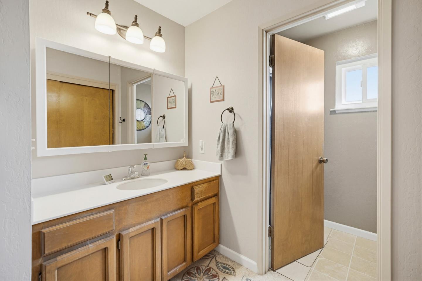 Detail Gallery Image 13 of 33 For 805 Iverson St, Salinas,  CA 93901 - 4 Beds | 3 Baths