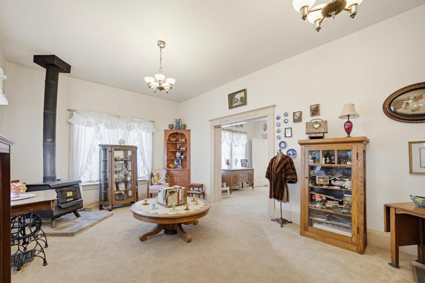 Detail Gallery Image 4 of 33 For 805 Iverson St, Salinas,  CA 93901 - 4 Beds | 3 Baths