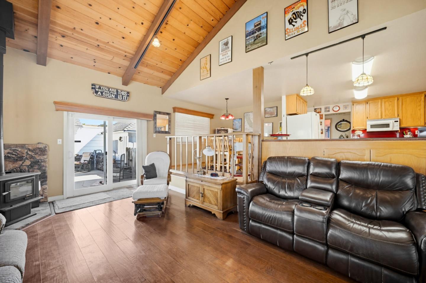 Detail Gallery Image 9 of 33 For 805 Iverson St, Salinas,  CA 93901 - 4 Beds | 3 Baths