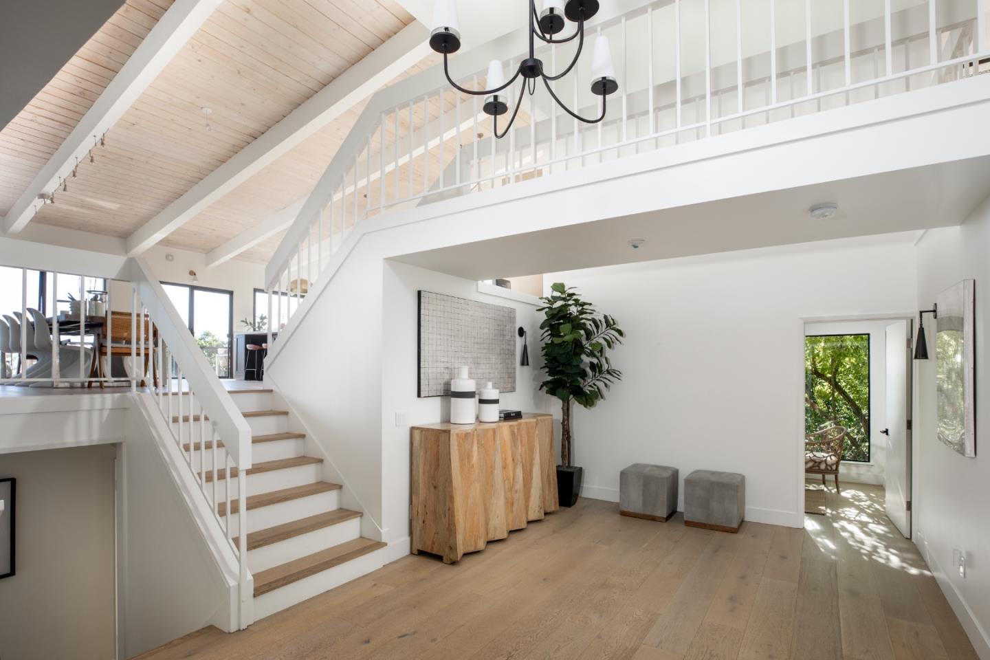 Detail Gallery Image 2 of 49 For 10669 Magdalena Rd, Los Altos Hills,  CA 94024 - 5 Beds | 3/1 Baths