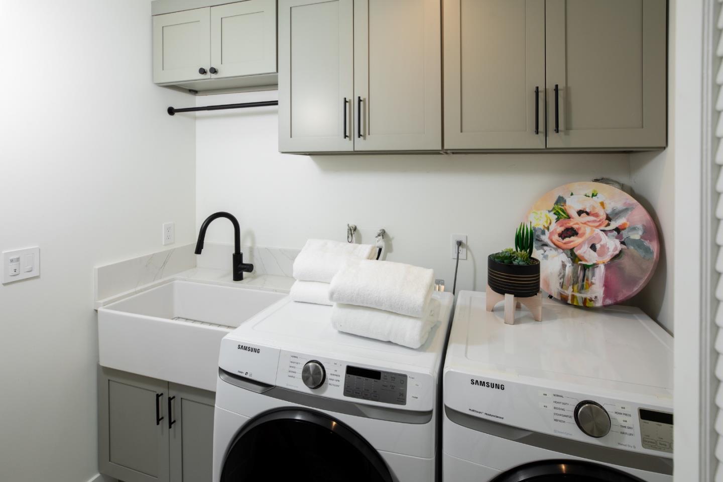 Detail Gallery Image 32 of 49 For 10669 Magdalena Rd, Los Altos Hills,  CA 94024 - 5 Beds | 3/1 Baths