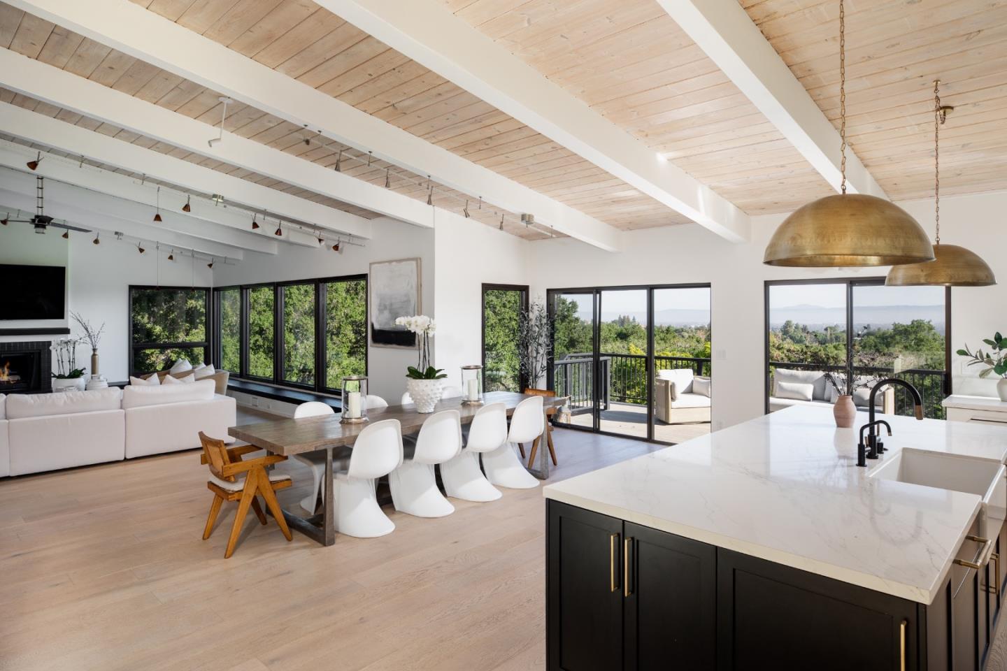 Detail Gallery Image 4 of 49 For 10669 Magdalena Rd, Los Altos Hills,  CA 94024 - 5 Beds | 3/1 Baths