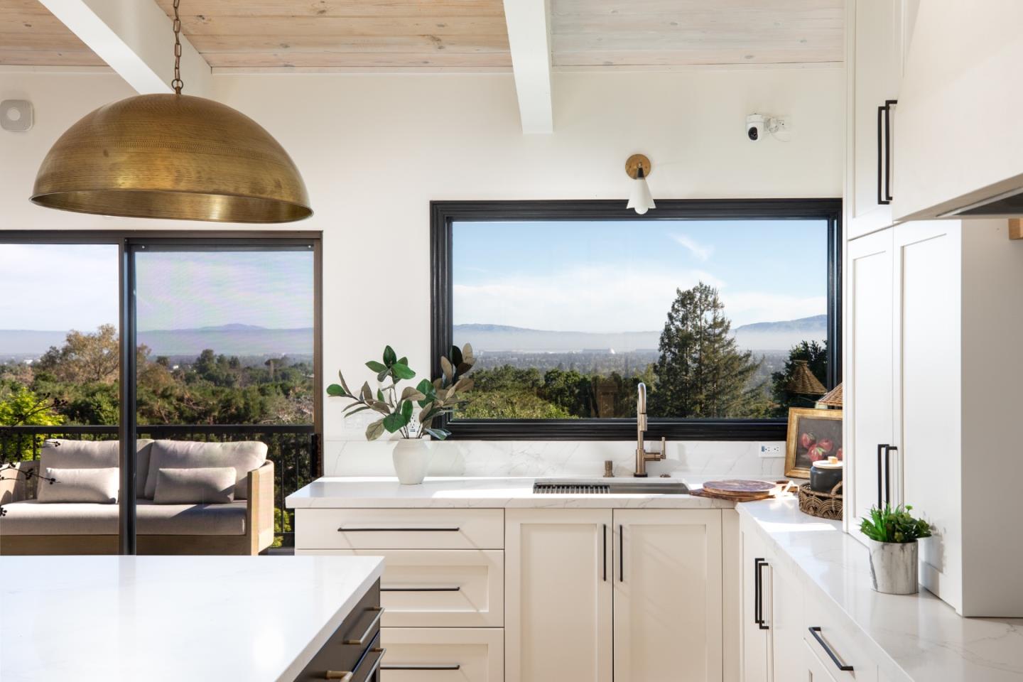 Detail Gallery Image 5 of 49 For 10669 Magdalena Rd, Los Altos Hills,  CA 94024 - 5 Beds | 3/1 Baths