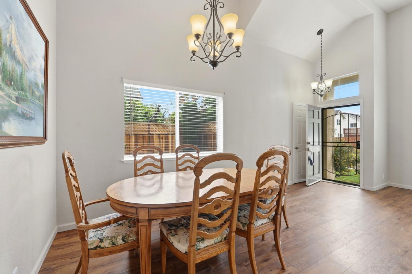 Detail Gallery Image 10 of 45 For 820 C St, Hollister,  CA 95023 - 3 Beds | 2/1 Baths