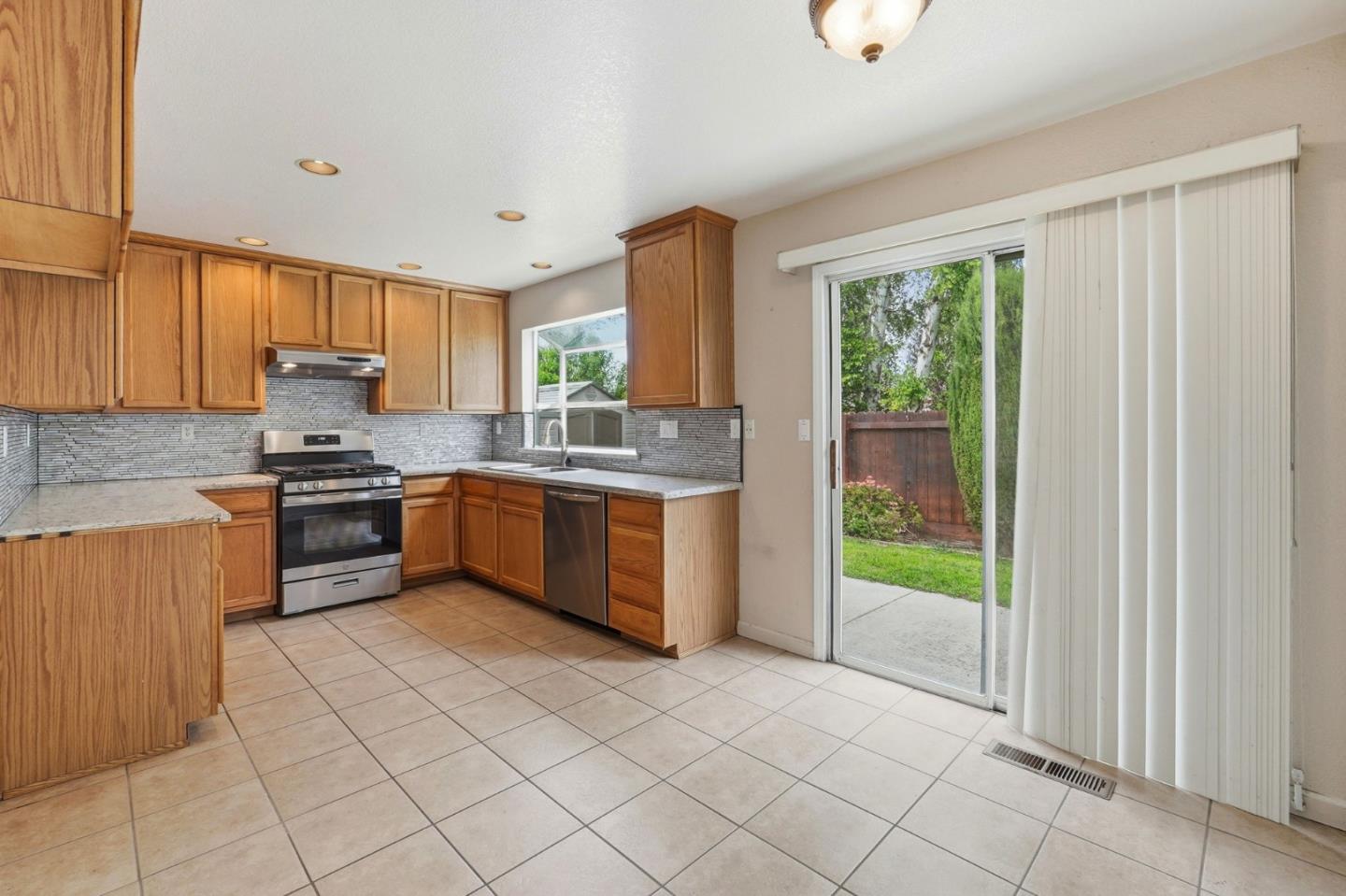 Detail Gallery Image 15 of 45 For 820 C St, Hollister,  CA 95023 - 3 Beds | 2/1 Baths