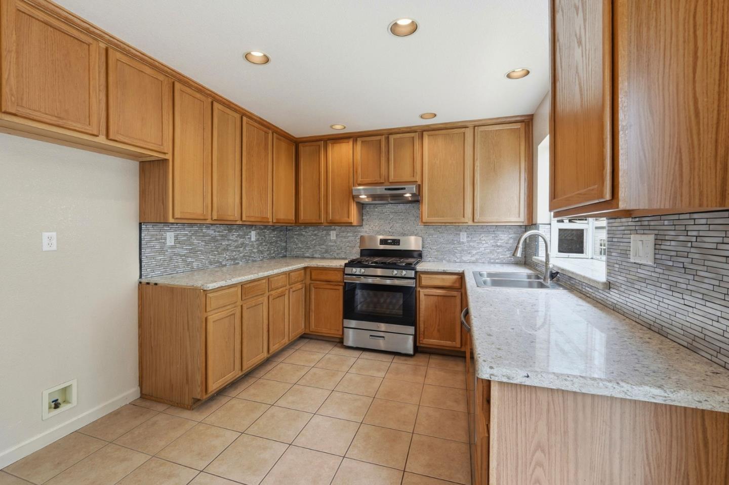 Detail Gallery Image 16 of 45 For 820 C St, Hollister,  CA 95023 - 3 Beds | 2/1 Baths