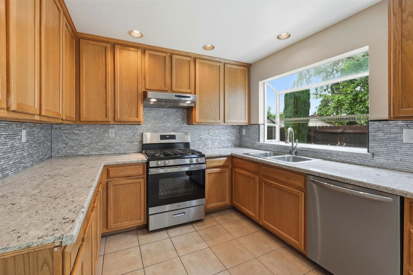 Detail Gallery Image 17 of 45 For 820 C St, Hollister,  CA 95023 - 3 Beds | 2/1 Baths