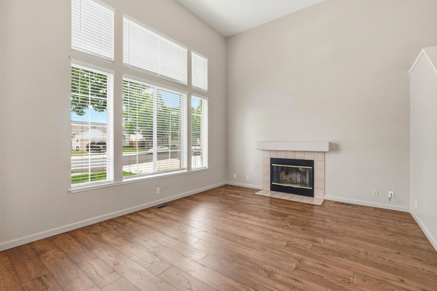 Detail Gallery Image 6 of 45 For 820 C St, Hollister,  CA 95023 - 3 Beds | 2/1 Baths