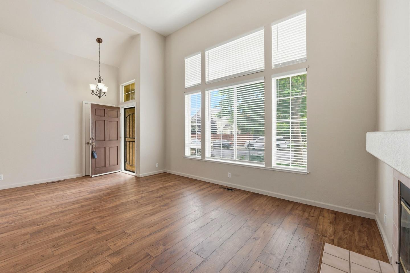 Detail Gallery Image 9 of 45 For 820 C St, Hollister,  CA 95023 - 3 Beds | 2/1 Baths