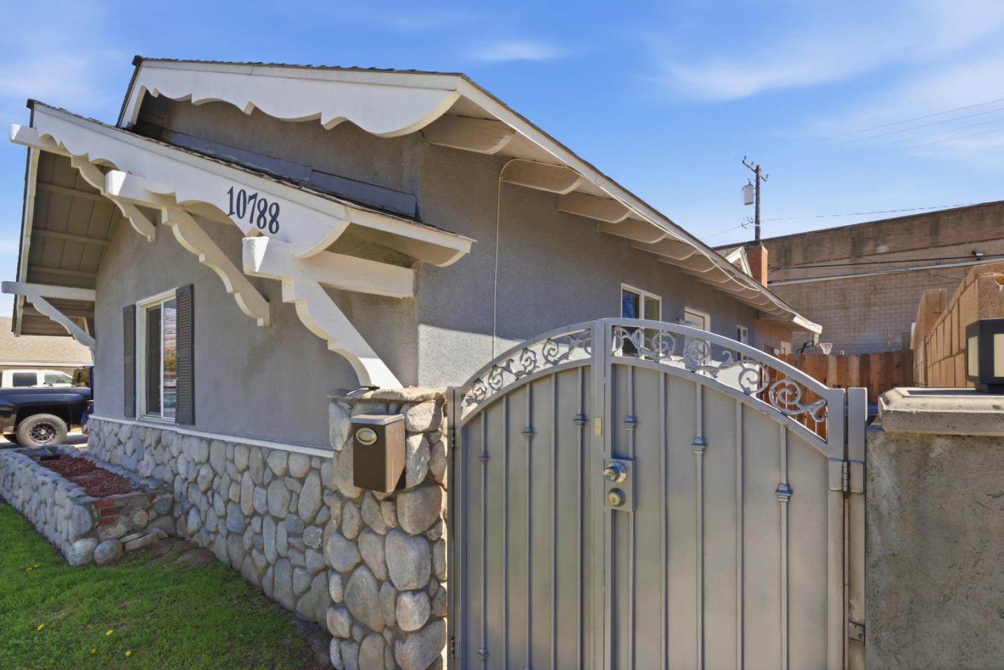 Detail Gallery Image 2 of 18 For 10788 Mercer Ave, Riverside,  CA 92505 - 1 Beds | 1 Baths