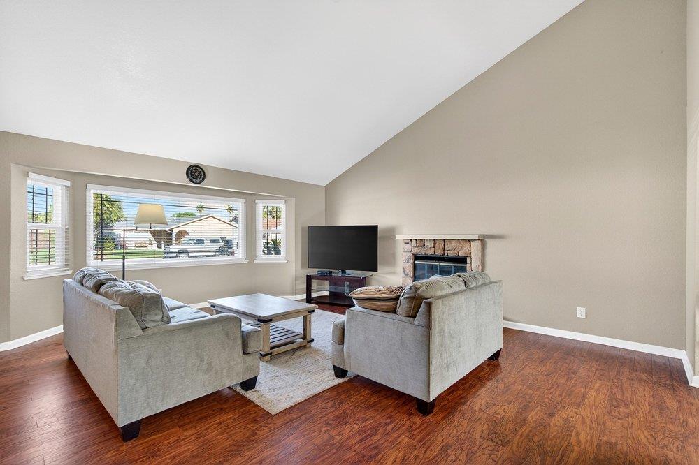 Detail Gallery Image 4 of 19 For 711 Clearview Dr, Hollister,  CA 95023 - 3 Beds | 2 Baths