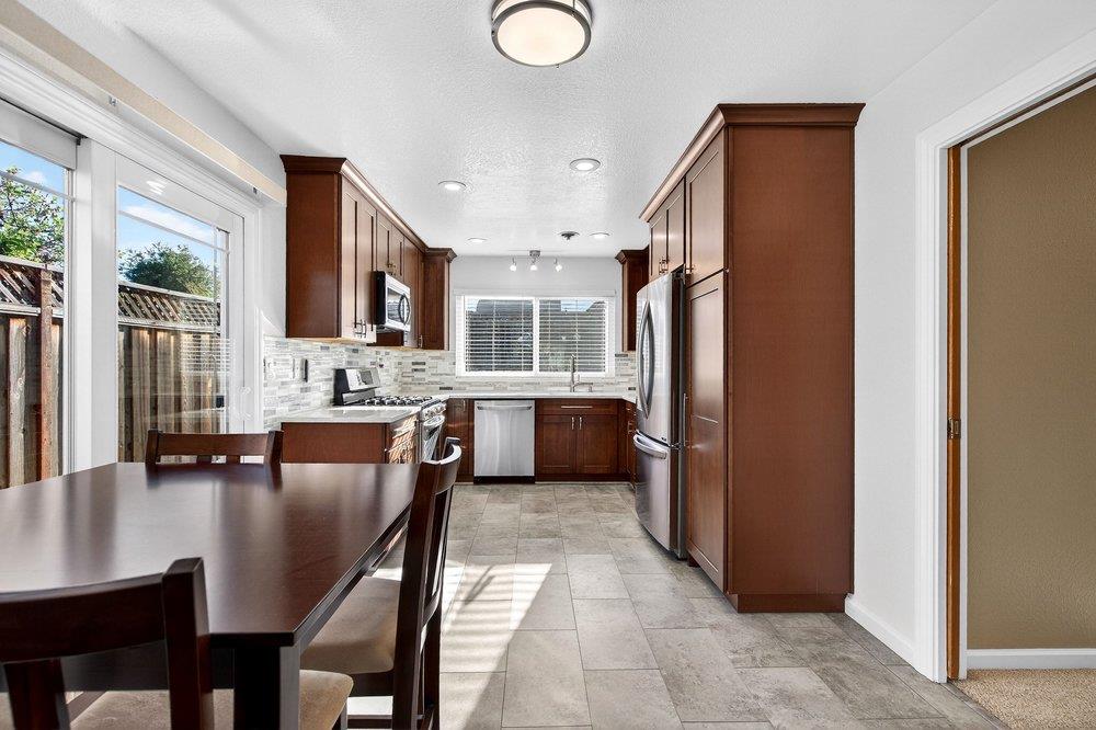 Detail Gallery Image 5 of 19 For 711 Clearview Dr, Hollister,  CA 95023 - 3 Beds | 2 Baths