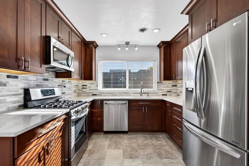 Detail Gallery Image 6 of 19 For 711 Clearview Dr, Hollister,  CA 95023 - 3 Beds | 2 Baths