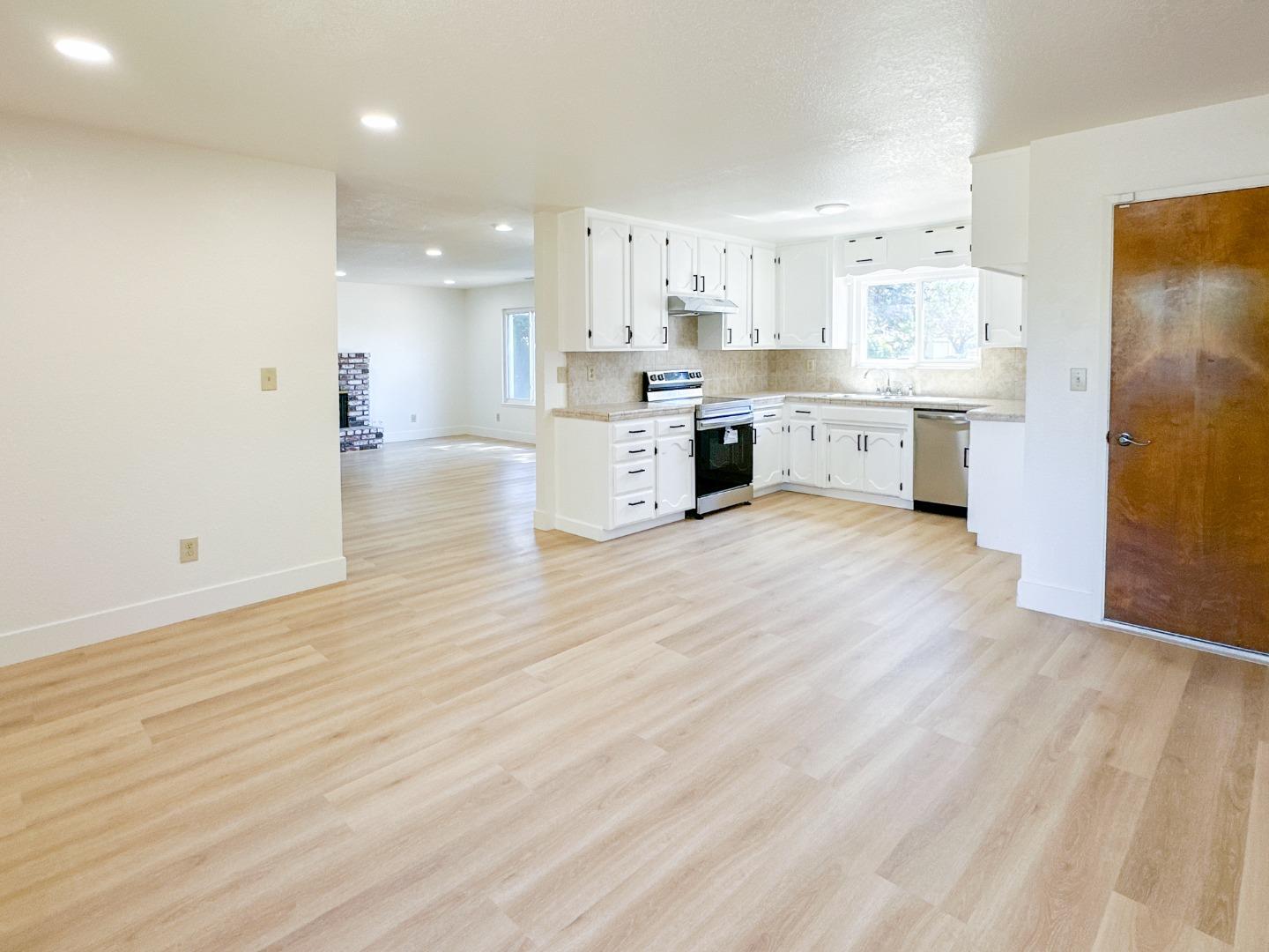 Detail Gallery Image 4 of 25 For 1465 W Tuolumne Rd, Turlock,  CA 95382 - 3 Beds | 2 Baths