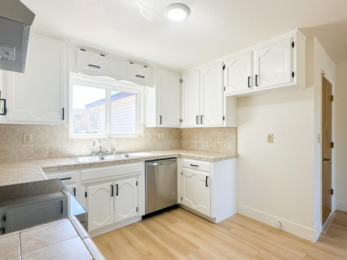 Detail Gallery Image 8 of 25 For 1465 W Tuolumne Rd, Turlock,  CA 95382 - 3 Beds | 2 Baths