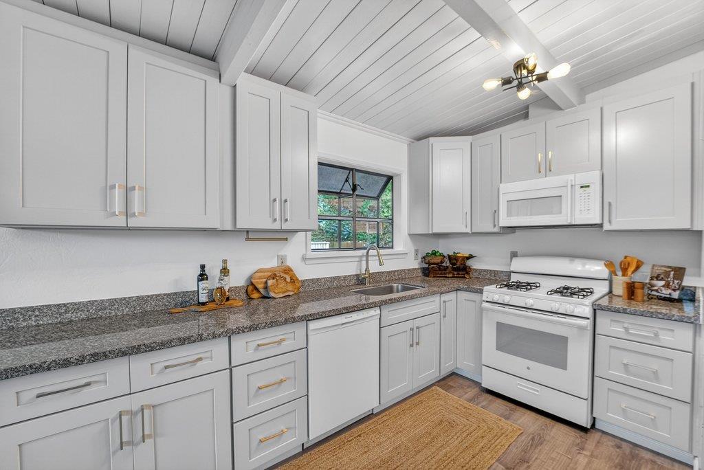 Detail Gallery Image 3 of 43 For 704 Encino Dr, Aptos,  CA 95003 - 3 Beds | 2 Baths