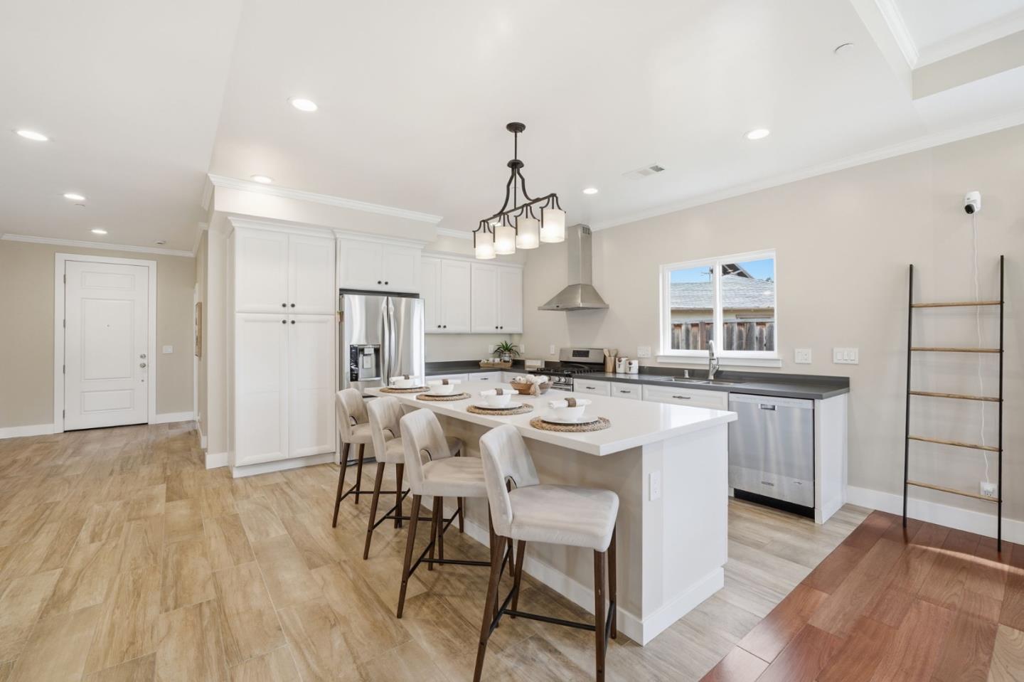 Detail Gallery Image 13 of 40 For 224 Eureka Ct, Sunnyvale,  CA 94085 - 4 Beds | 3/1 Baths