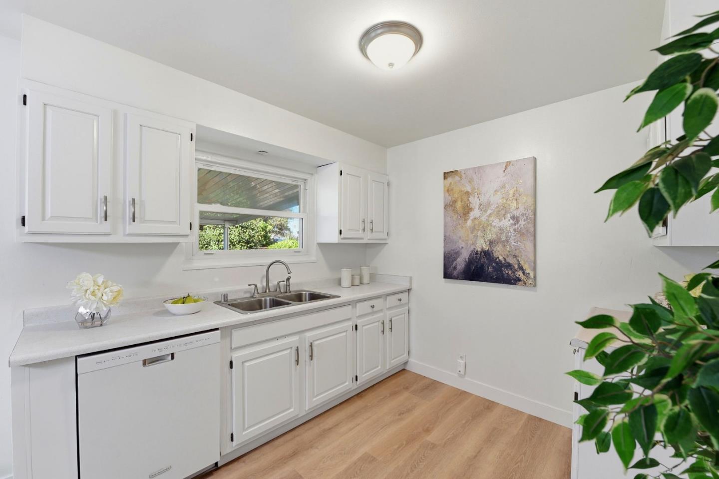 Detail Gallery Image 7 of 22 For 1075 Plymouth Dr, Sunnyvale,  CA 94087 - 3 Beds | 2 Baths