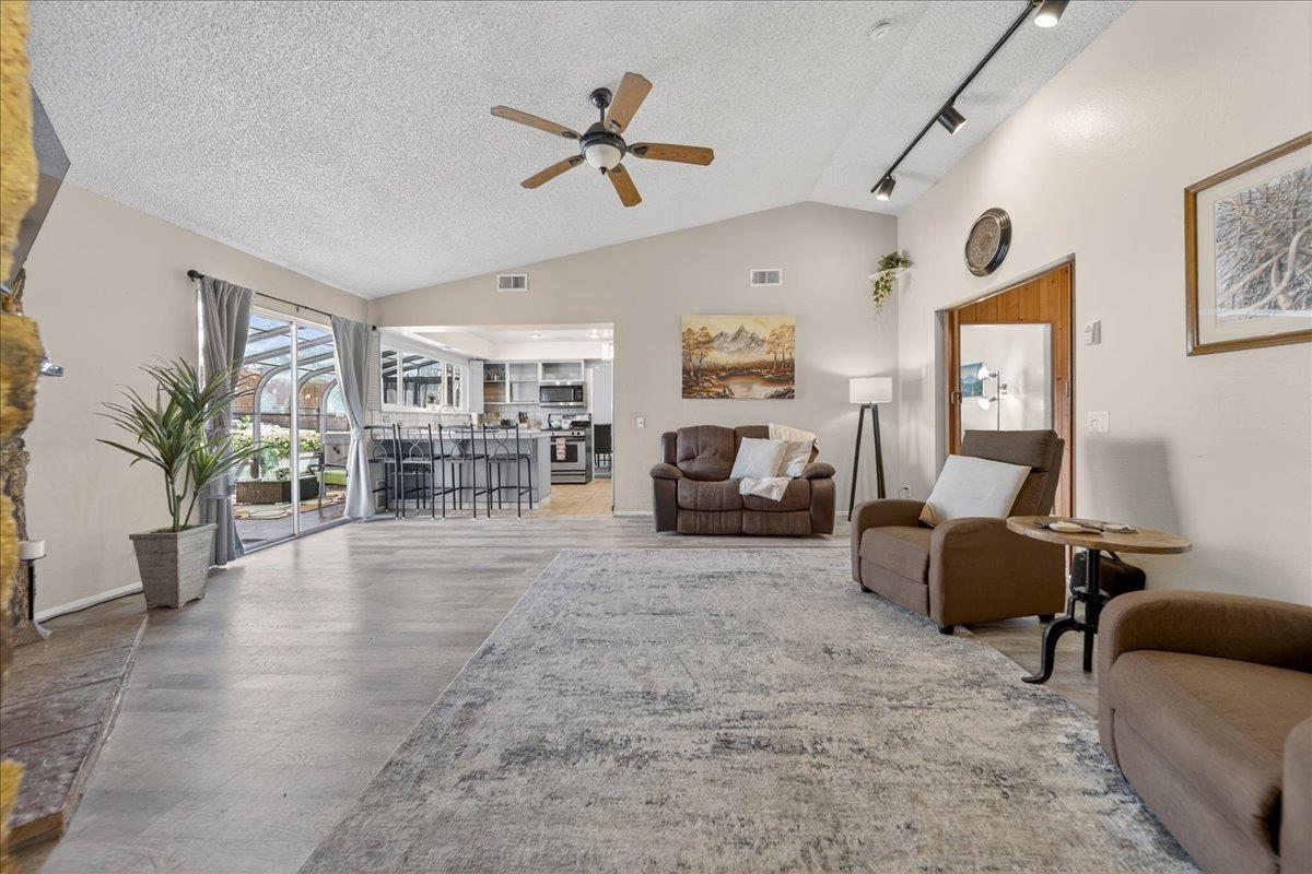 Detail Gallery Image 10 of 49 For 1184 Barbara Ct, Seaside,  CA 93955 - 3 Beds | 2 Baths