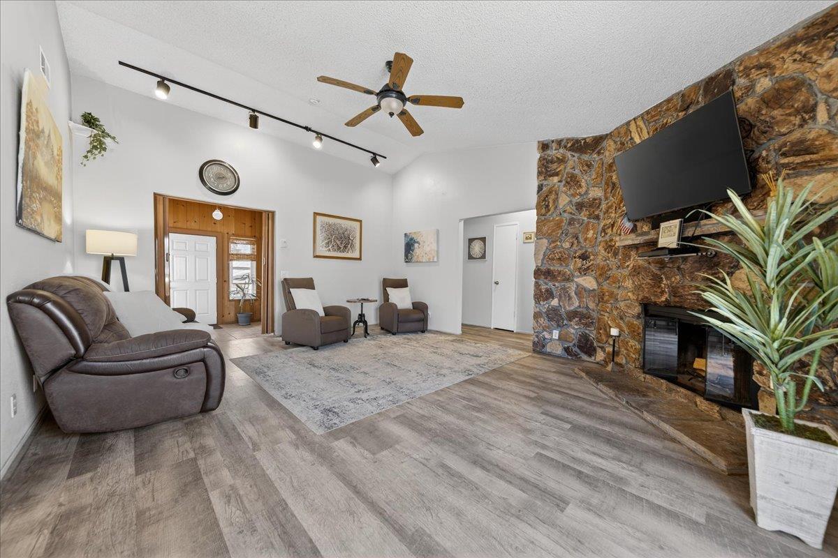 Detail Gallery Image 9 of 49 For 1184 Barbara Ct, Seaside,  CA 93955 - 3 Beds | 2 Baths