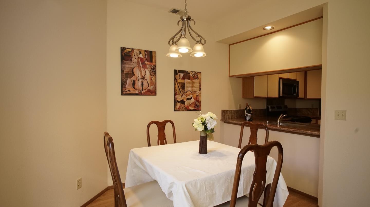 Detail Gallery Image 4 of 12 For 62 Washington Square Dr, Milpitas,  CA 95035 - 2 Beds | 2/1 Baths