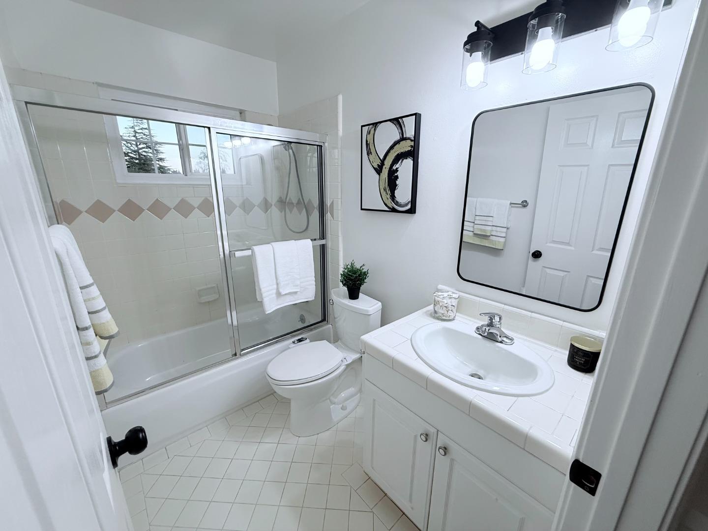 Detail Gallery Image 10 of 11 For 949 Aster Ct, Sunnyvale,  CA 94086 - 5 Beds | 2 Baths