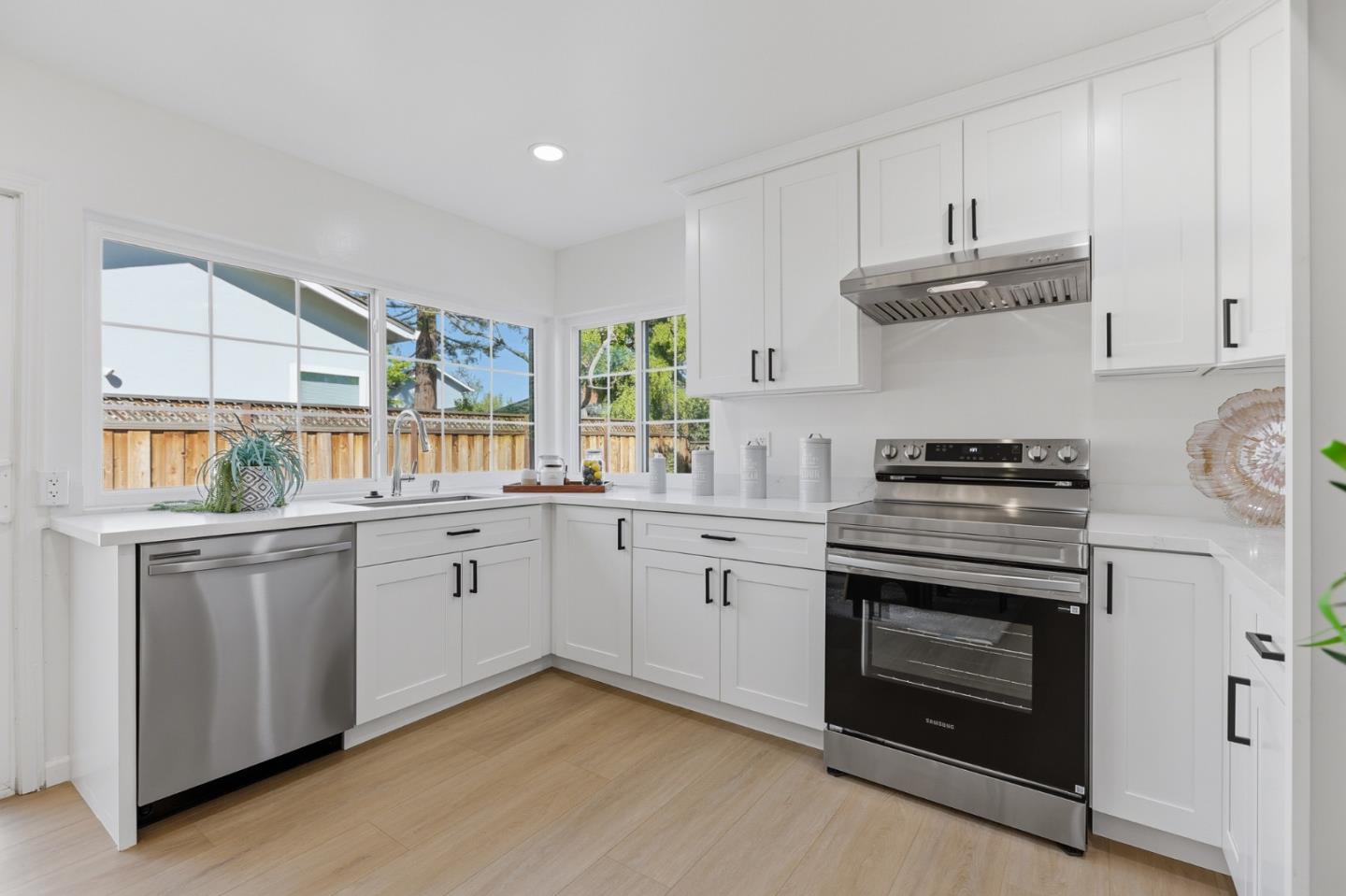 Detail Gallery Image 12 of 35 For 949 Aster Ct, Sunnyvale,  CA 94086 - 5 Beds | 2 Baths