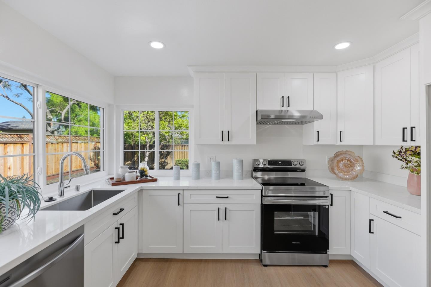 Detail Gallery Image 13 of 35 For 949 Aster Ct, Sunnyvale,  CA 94086 - 5 Beds | 2 Baths