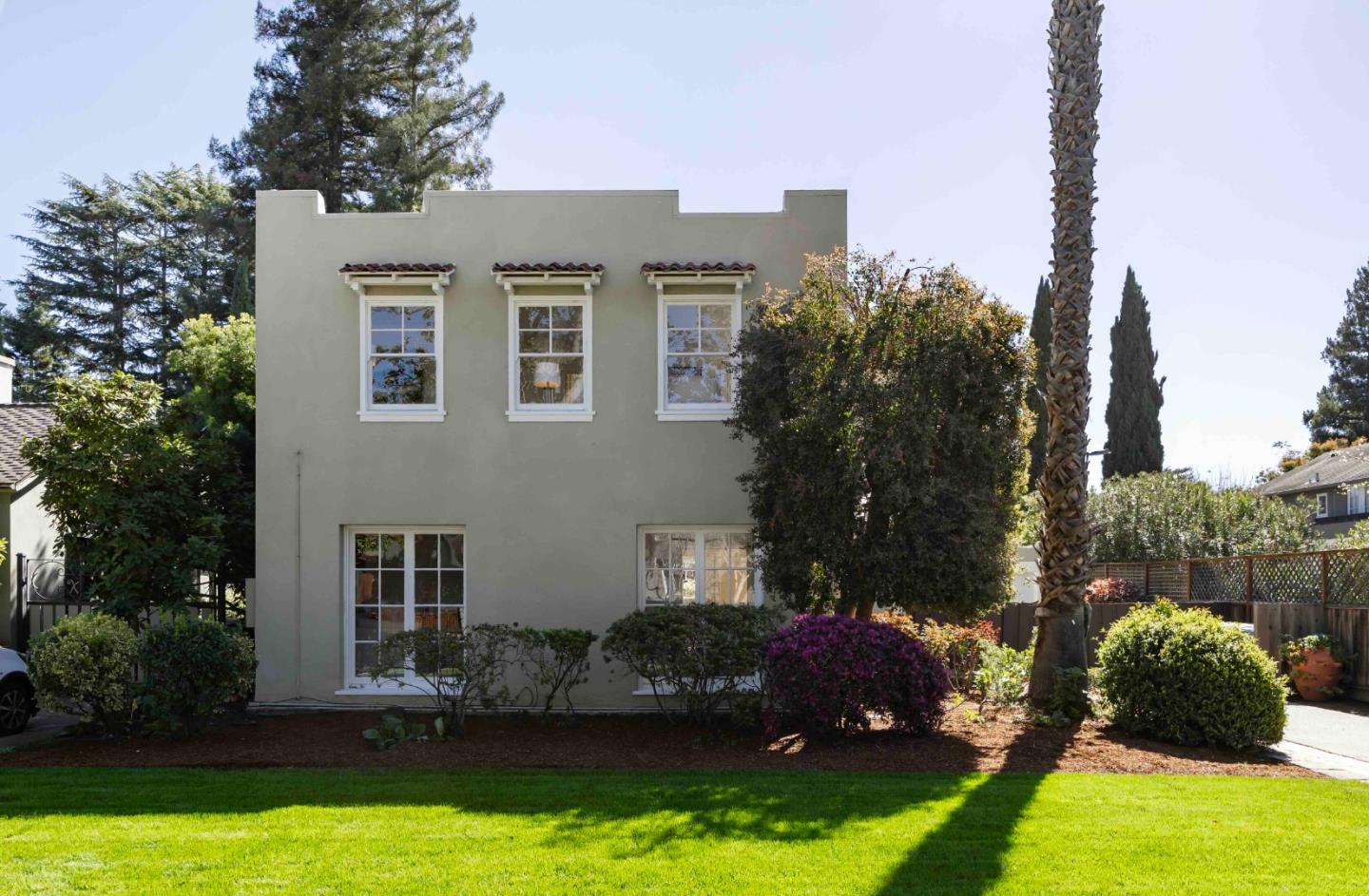 Detail Gallery Image 2 of 24 For 820 Hamilton Ave, Palo Alto,  CA 94301 - 4 Beds | 2 Baths