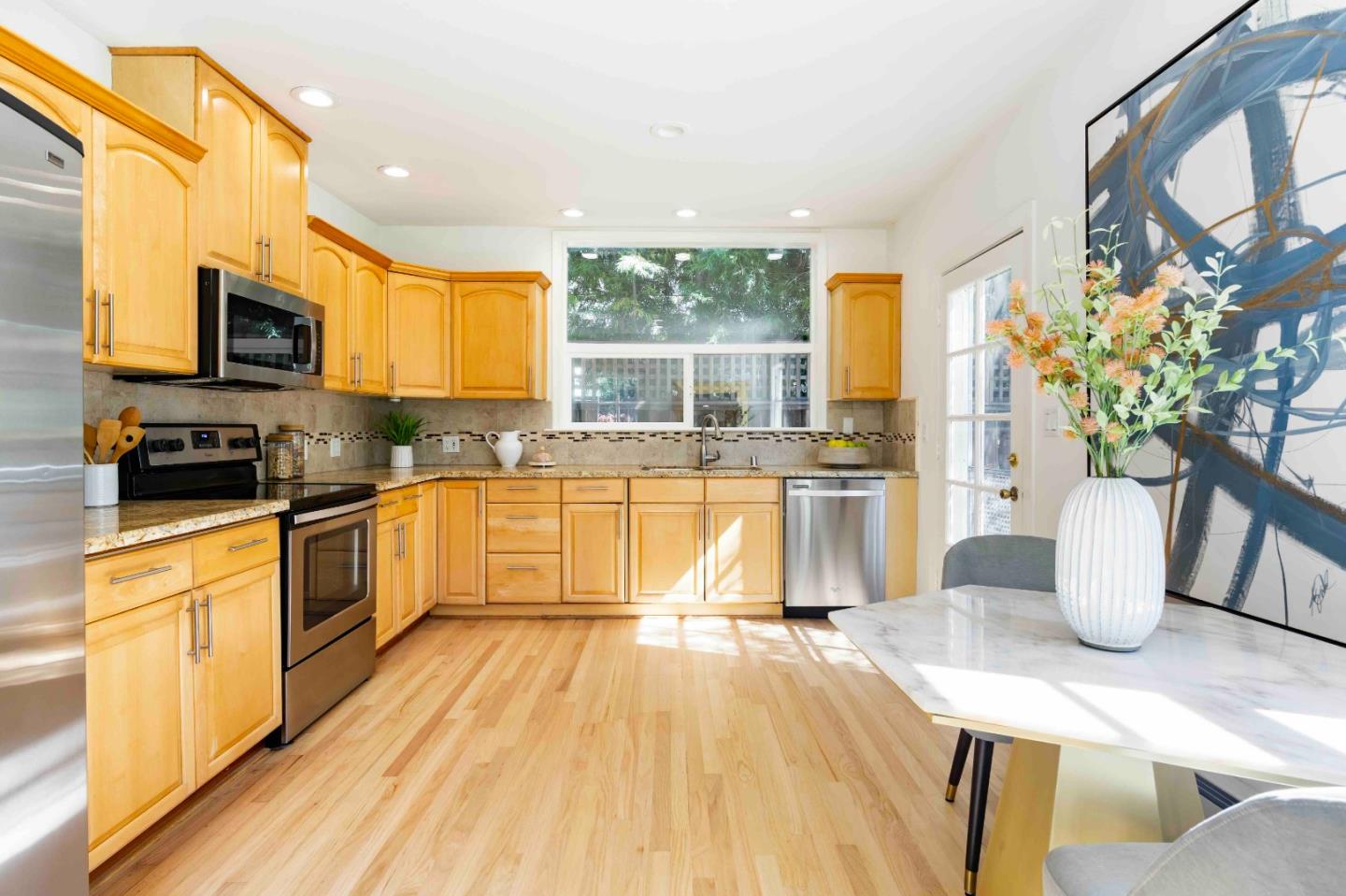 Detail Gallery Image 7 of 24 For 820 Hamilton Ave, Palo Alto,  CA 94301 - 4 Beds | 2 Baths