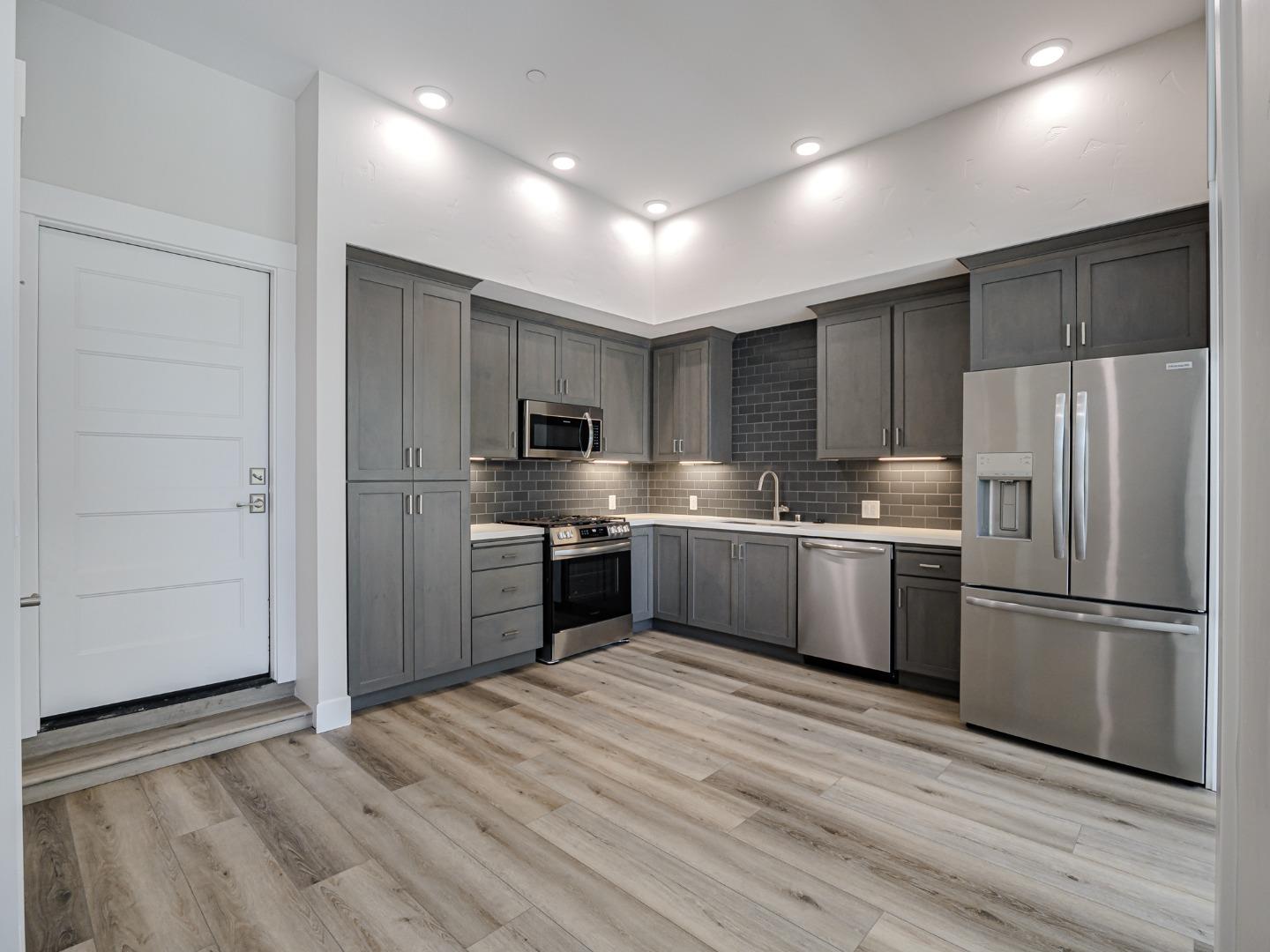 Detail Gallery Image 6 of 26 For 101 Aptos Village Way #1,  Aptos,  CA 95003 - 2 Beds | 2/1 Baths