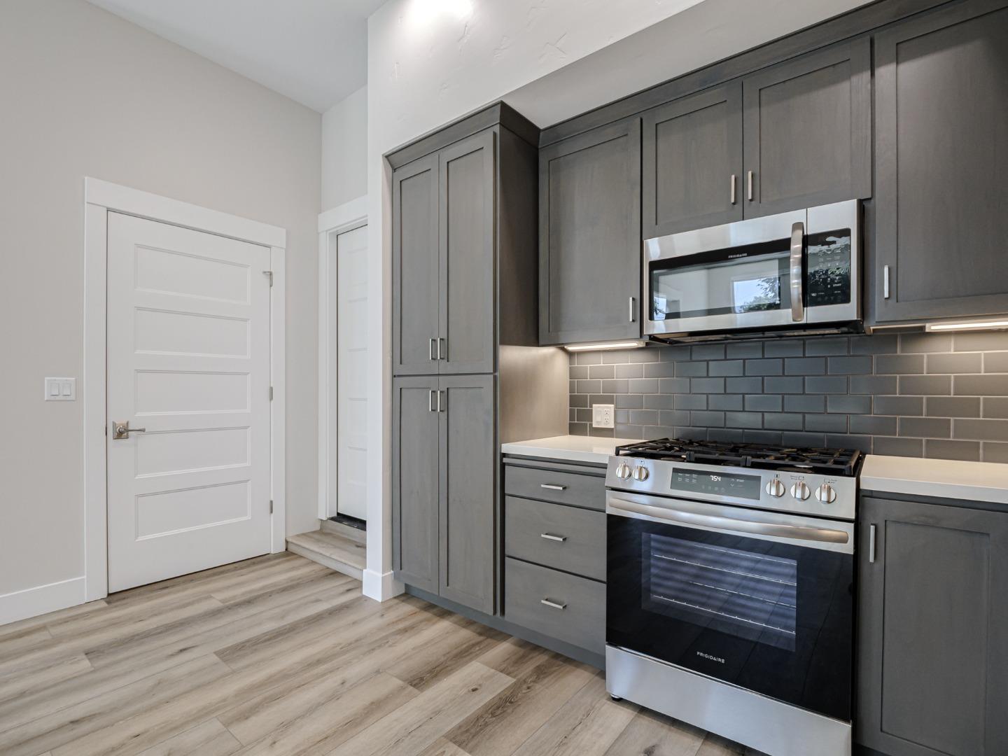 Detail Gallery Image 8 of 26 For 101 Aptos Village Way #1,  Aptos,  CA 95003 - 2 Beds | 2/1 Baths