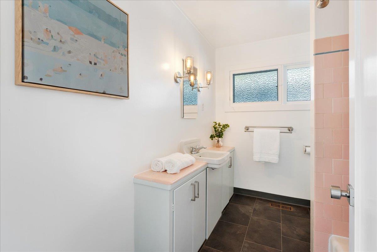 Detail Gallery Image 23 of 46 For 410 13th Ave, Santa Cruz,  CA 95062 - 2 Beds | 1 Baths