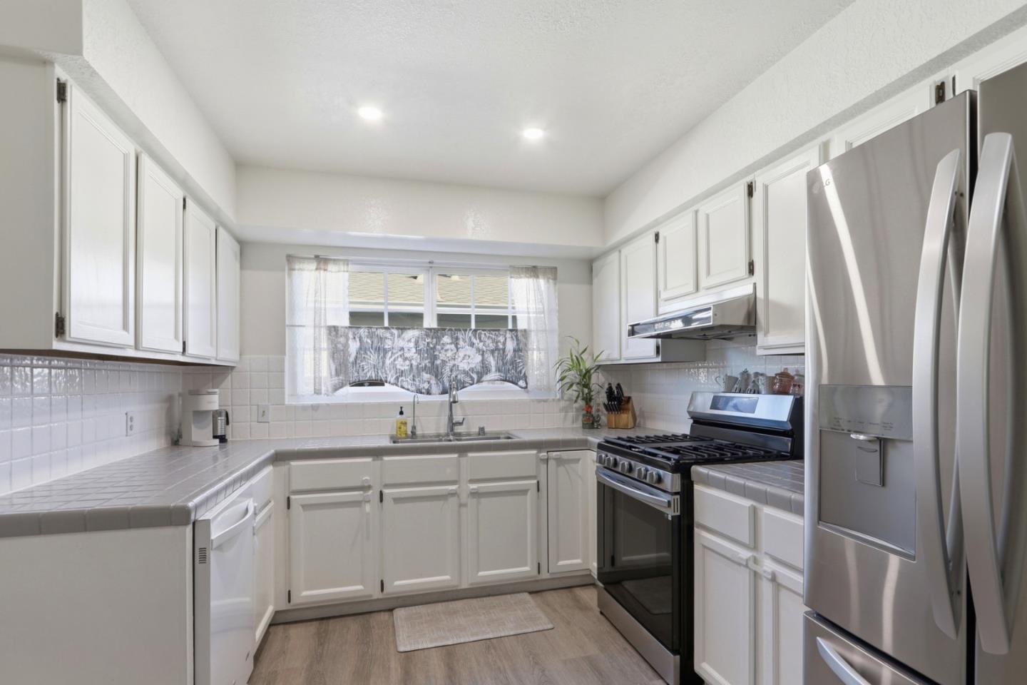 Detail Gallery Image 14 of 27 For 888 Corlista Dr, San Jose,  CA 95128 - 3 Beds | 1/1 Baths