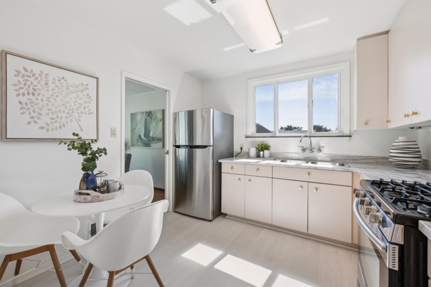 Detail Gallery Image 15 of 38 For 980 Burnett Ave, San Francisco,  CA 94131 - 5 Beds | 2 Baths