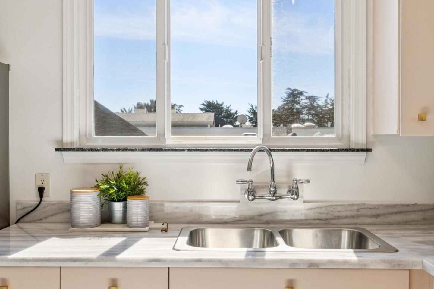 Detail Gallery Image 16 of 38 For 980 Burnett Ave, San Francisco,  CA 94131 - 5 Beds | 2 Baths