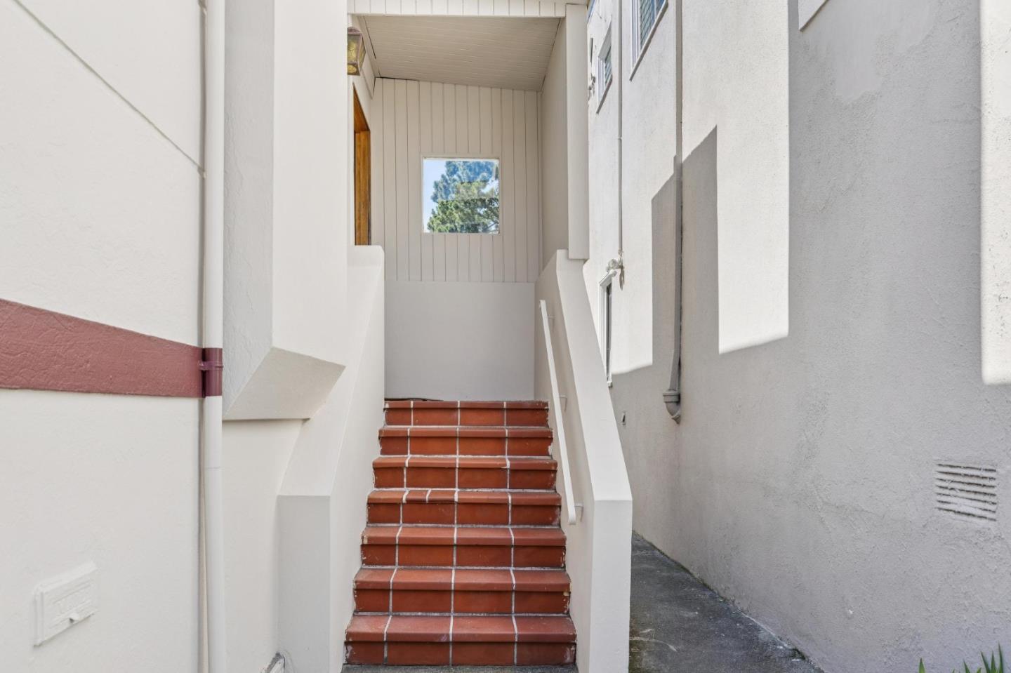 Detail Gallery Image 6 of 38 For 980 Burnett Ave, San Francisco,  CA 94131 - 5 Beds | 2 Baths