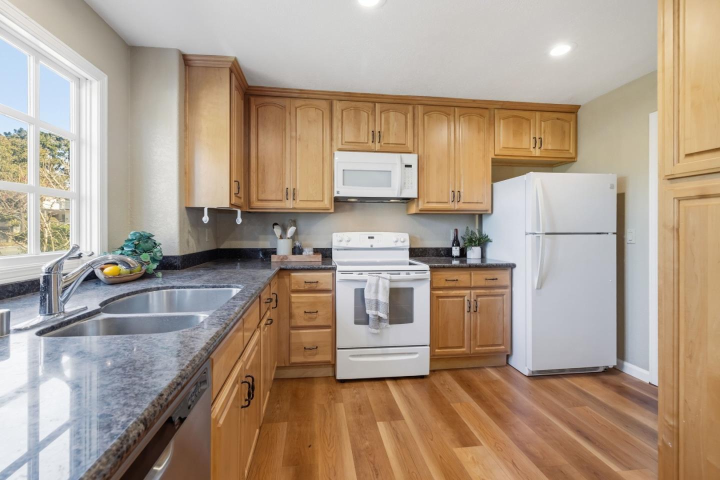 Detail Gallery Image 7 of 36 For 4750 Capitola Rd, Capitola,  CA 95010 - 3 Beds | 2/1 Baths